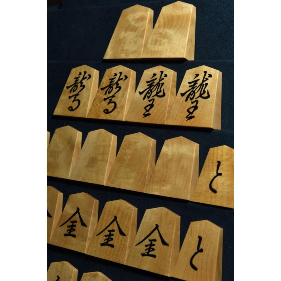 【新登場】 将棋駒　竹風作　根杢極上　彫埋　菱湖 【TMF1894875410】(67760円)