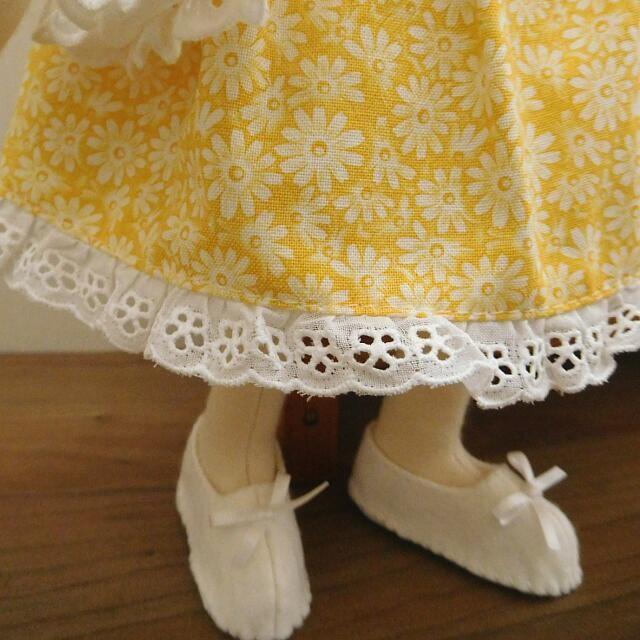 黄色いワンピースの手作り人形(30cm) 手作り 布製 着せ替え 人形 布人形 黄色の花柄ワンピース 女の子