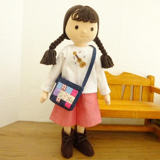 着せ替え 人形 女の子 白のTシャツ フラパンツ チェックストール