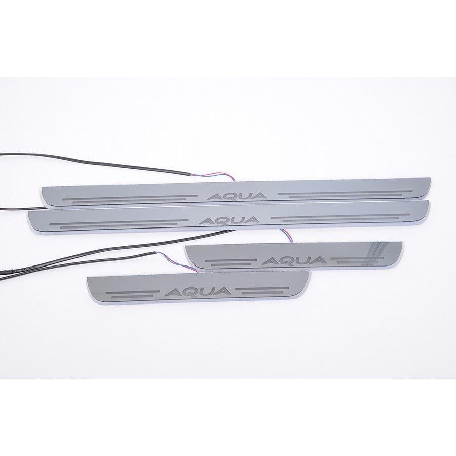 AQUA（アクア）LED 流れるスカッフプレート 白/ホワイト発光 内装