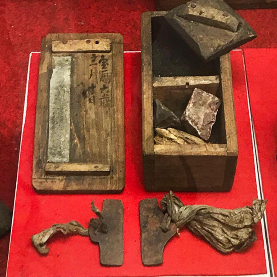 大工さんの木箱から出てきた火打ち金　火打鎌　明治時代　古民藝　古民具魔除け厄除け Amazon.co.jp: 火打金（10cm×4cm）厄除け 切り火 火打ち鎌 火打鎌