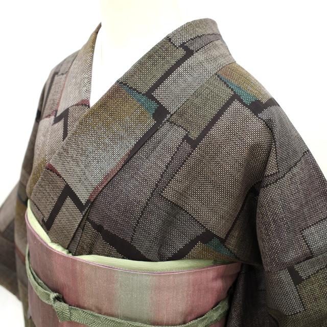 本場奄美大島紬 袷 着物 泥染 7マルキ 一元式 こげ茶色 色紙文 本場奄美大島紬 袷 着物 泥染 7マルキ 一元式 こげ茶色 色紙文
