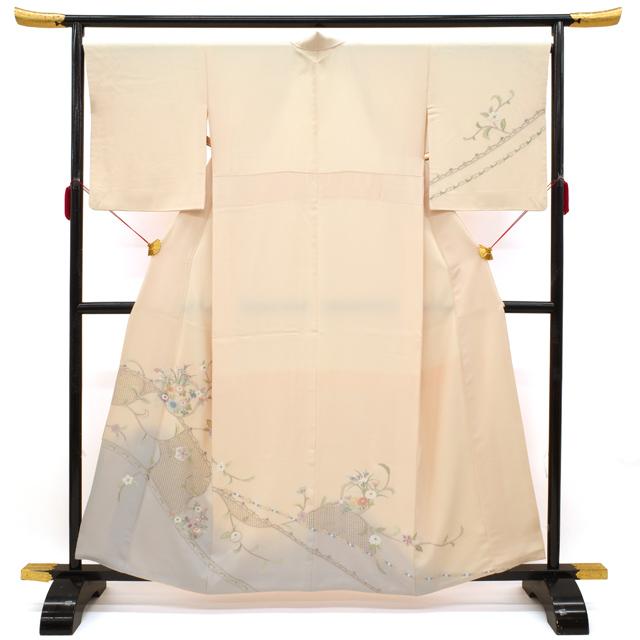 訪問着 着物 正絹 袷 汕頭刺繍 スワトウ 淡ピーチ色 菊 草花 訪問着 着物 正絹 袷 汕頭刺繍 スワトウ 淡ピーチ色 菊 草花