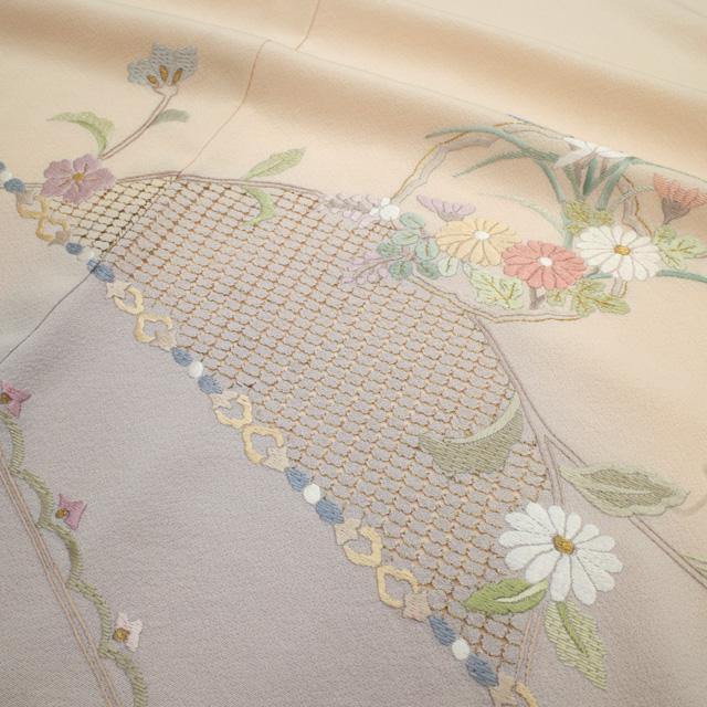訪問着 着物 正絹 袷 汕頭刺繍 スワトウ 淡ピーチ色 菊 草花 訪問着 着物 正絹 袷 汕頭刺繍 スワトウ 淡ピーチ色 菊 草花