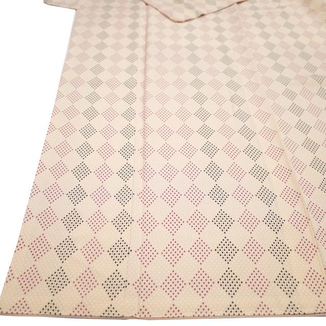 小花が可愛いピンクの小紋 小紋 着物 未使用 正絹 袷 シェルピンク 菱 刺繍 トランプ