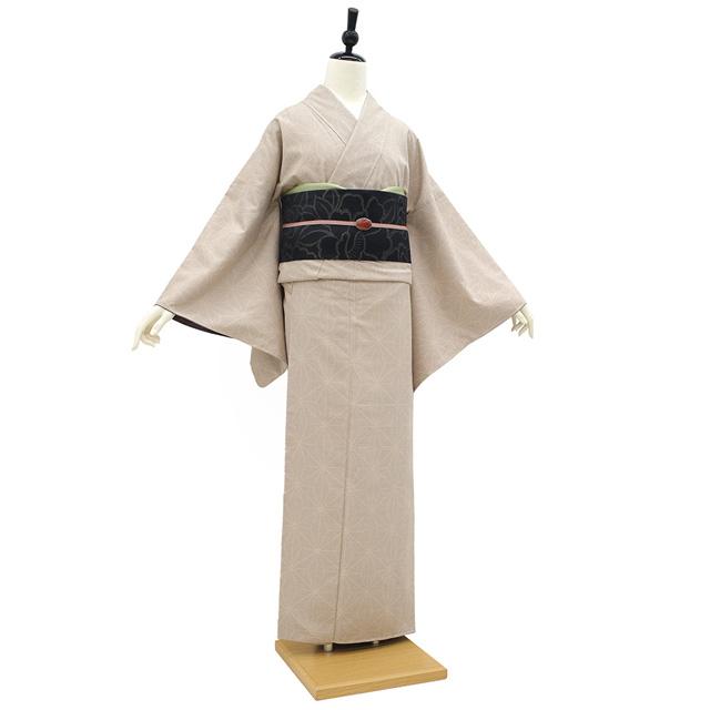 十日町 紬 着物 正絹 袷 薄茶ベージュ 麻の葉 カジュアル 春 秋 冬 新古品 仕立て上がり 身丈165.5 裄丈70.5 Ｌサイズ みやがわ sb17110 十日町 紬 着物 正絹 袷 薄茶ベージュ 麻の葉 カジュアル 春 秋 冬