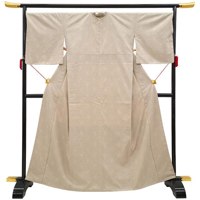 十日町 紬 着物 正絹 袷 薄茶ベージュ 麻の葉 カジュアル 春 秋 冬 新古品 仕立て上がり 身丈165.5 裄丈70.5 Ｌサイズ みやがわ sb17110 十日町 紬 着物 正絹 袷 薄茶ベージュ 麻の葉 カジュアル 春 秋 冬