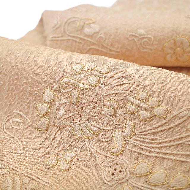 新品 正絹 袷 汕頭刺繍 付下げ 花凧 花結びトールサイズ 裄丈69 ベージュ 色無地 付下げ 着物 未使用 正絹 袷 ピンクベージュ 汕頭刺繍 一つ紋
