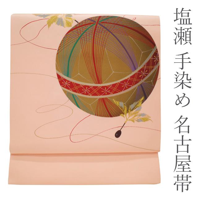 名古屋帯 九寸 塩瀬 珊瑚色地 鞠 羽子板の羽根 手染め 金彩加工 カジュアル 新古品 仕立て上がり みやがわ sb50655 名古屋帯 九寸 塩瀬 珊瑚色地 鞠 羽子板の羽根 手染め 金彩加工
