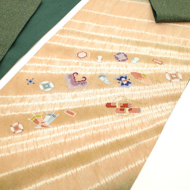 袋帯 紬 正絹 刺繍 相良刺繍 絞り たたき染め 深緑色 薄茶色 宝尽くし 
