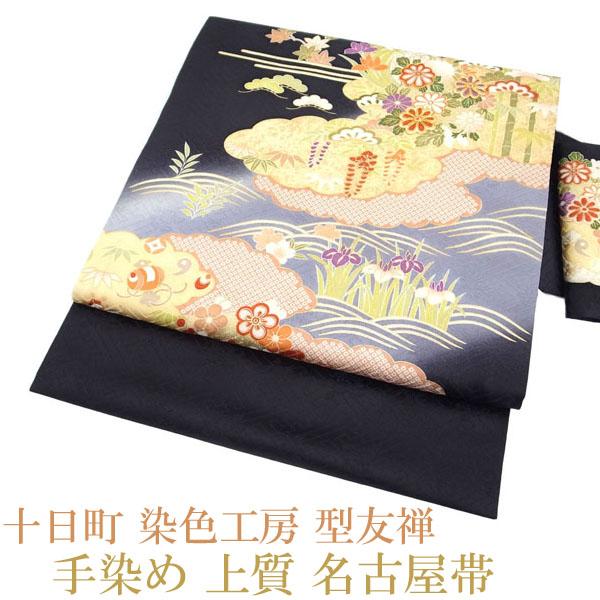 名古屋帯 九寸 十日町 染色工房 手染め 型友禅 金駒刺繍 金彩加工 地紋 松竹梅 四季の花 宝尽くし 黒 新品 仕立て上がり みやがわ sb8250