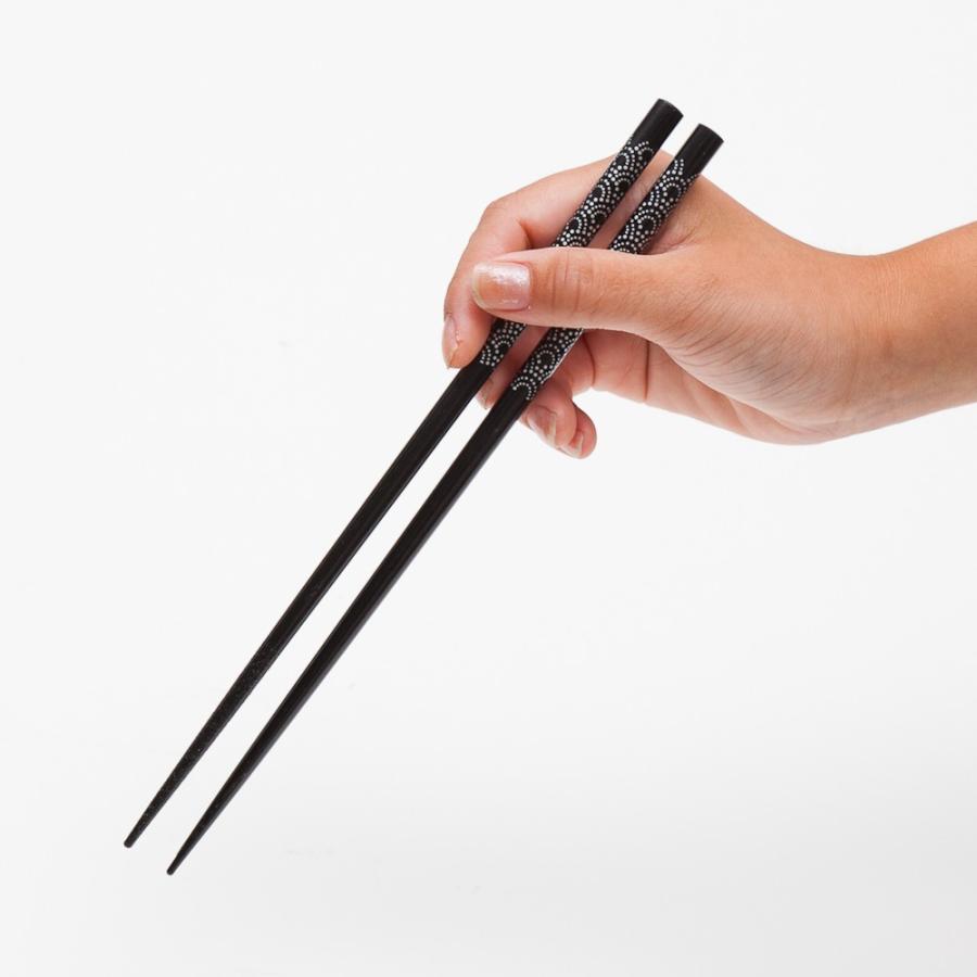 黒い木製の箸 5本セット みよし漆器本舗 50％OFF 天然木製 箸 5膳セット 日本紋様 黒 ギフトBOX
