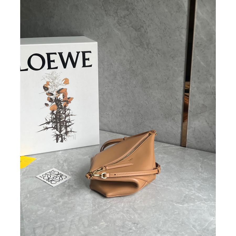 LOEWE ロエベ loewe パズルフォルド ポーチ(シャイニーナパ LOEWE ロエベ loewe パズルフォルド ポーチ(シャイニーナパ