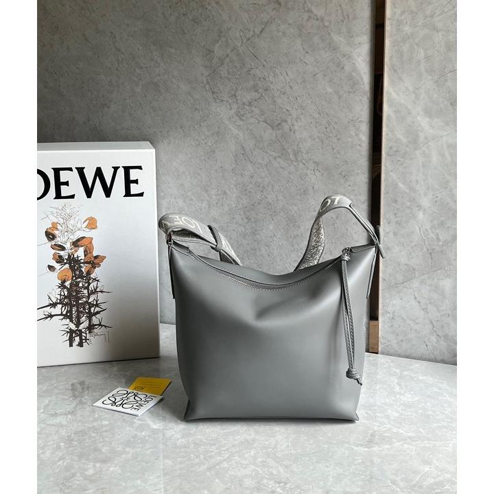 大人気 LOEWE ロエベ loewe キュービィ クロスボディバッグ スモール（サプルスムースカーフ&ジャカード） ブランド  バッグ 2023新作｜miyukigahara-store｜02