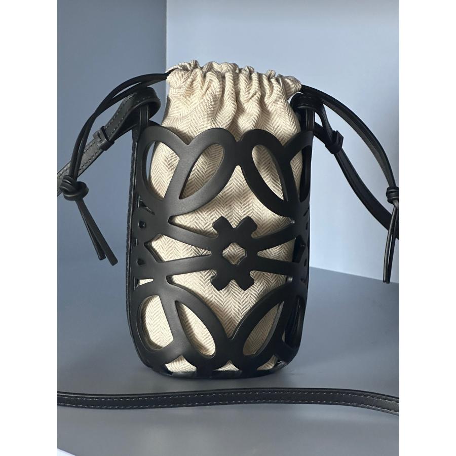 LOEWE 大人気 ロエベ loewe アナグラムカットアウト ポケット LOEWE 大人気 ロエベ loewe アナグラムカットアウト ポケット
