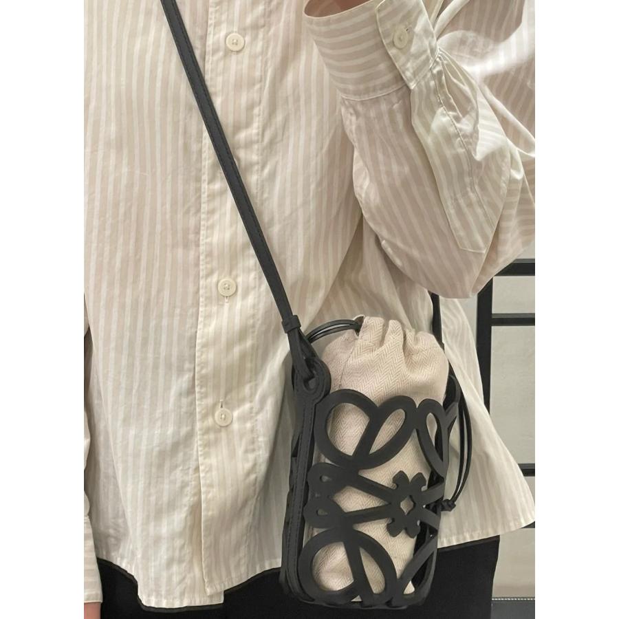 LOEWE 大人気 ロエベ loewe アナグラムカットアウト ポケット LOEWE 大人気 ロエベ loewe アナグラムカットアウト ポケット