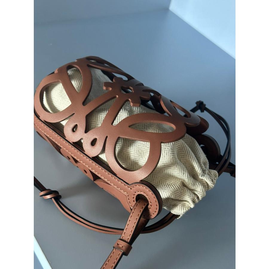 LOEWE 大人気 ロエベ loewe アナグラムカットアウト ポケット LOEWE 大人気 ロエベ loewe アナグラムカットアウト ポケット