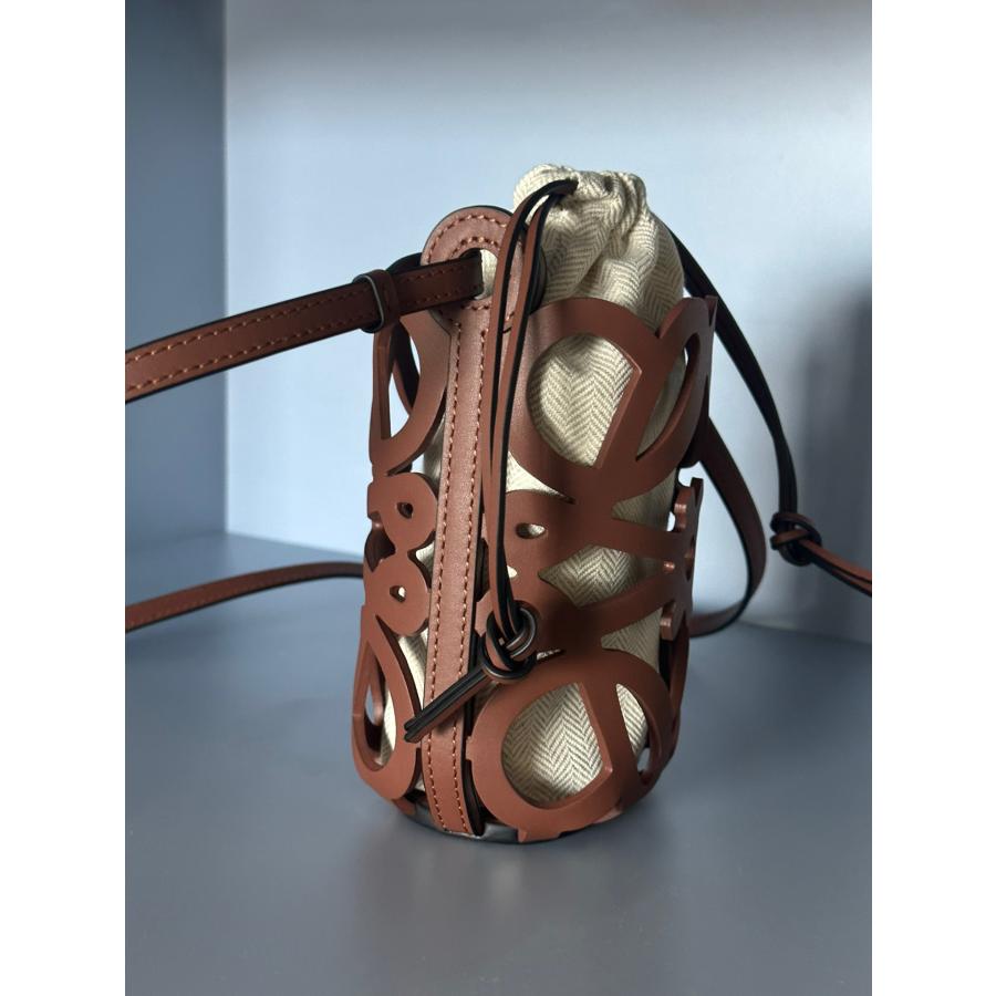 LOEWE 大人気 ロエベ loewe アナグラムカットアウト ポケット LOEWE 大人気 ロエベ loewe アナグラムカットアウト ポケット