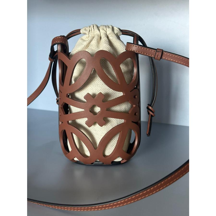 LOEWE 大人気 ロエベ loewe アナグラムカットアウト ポケット LOEWE 大人気 ロエベ loewe アナグラムカットアウト ポケット