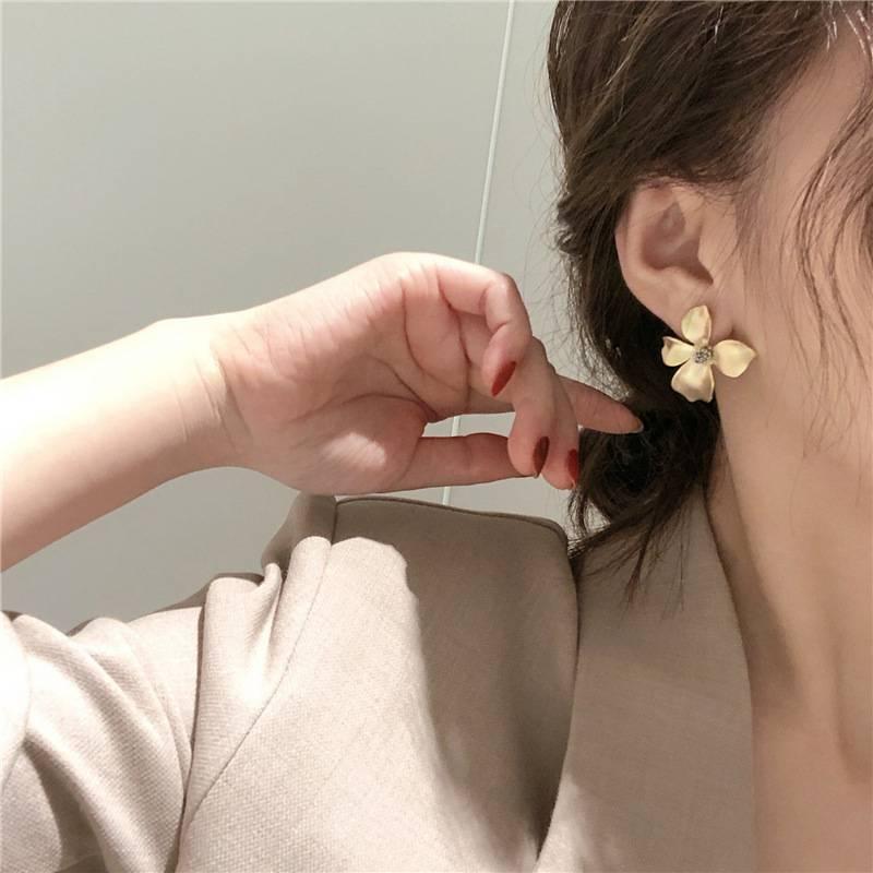 ピアス 大ぶり 花 ゴールド ゴールドピアス 大きめ ピアス かわいい おしゃれ マット 韓国 エレガント フラワーピアス アクセサリー 結婚式 Ap0005 Miyuu 通販 Yahoo ショッピング