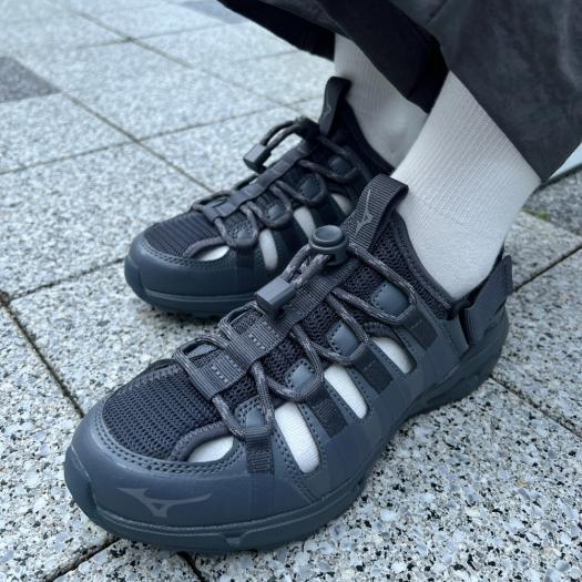 【非売品】 ミズノMIZUNO SALOMON　クルーモデル 上下　Sサイズ MIZUNO（ミズノ） ミズノ公式 スニーカーサンダル 水陸両用 滑りにくい