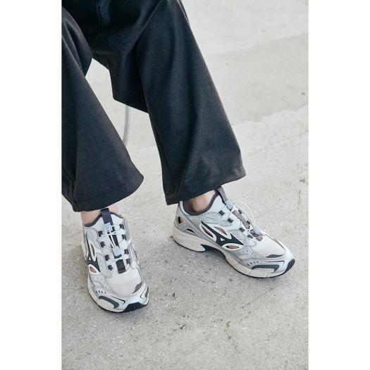 ミズノ公式  ミズノ直営限定 MXR SANDAL シルバーxブラック ユニセックスの画像