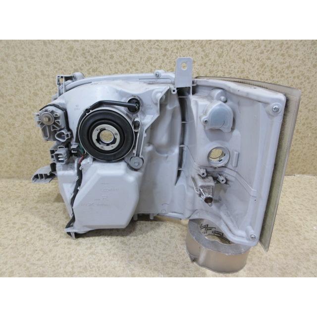 200系ハイエース右側純正LEDヘッドライト 良品 トヨタ ハイエース 200系 4型/5型/6型 純正 LED 右 ヘッドライト
