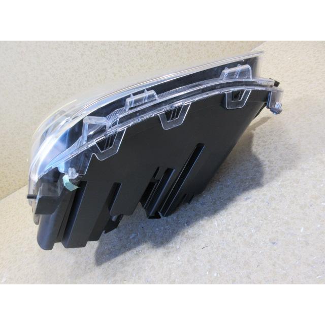 トヨタ ライズ A200A A210A 純正 LED 右 ヘッドライト 刻印：AD