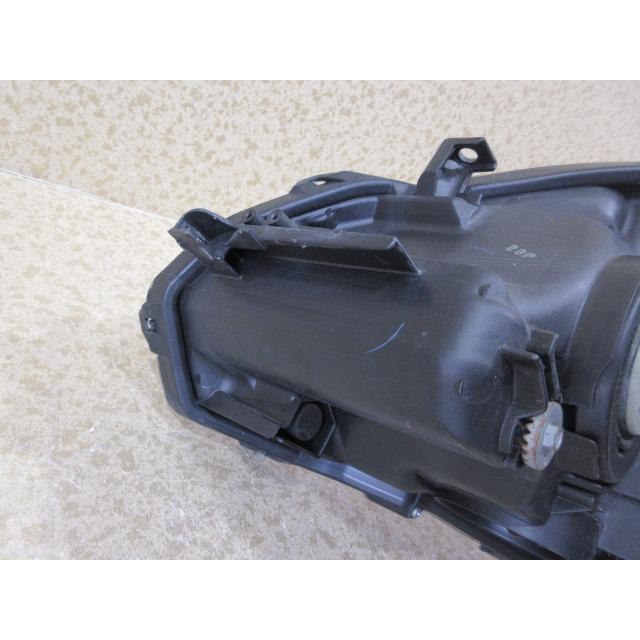 トヨタ プリウス ZVW30 後期 純正 HID 右 ヘッドライト 刻印：ナ KOITO