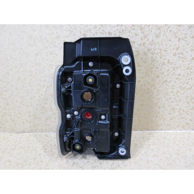スズキMR92Sハスラー右リアコンビネーションランプユニット中古品 良品 ハスラー タフワイルド MR92S 純正 右 テール ランプ KOITO 220