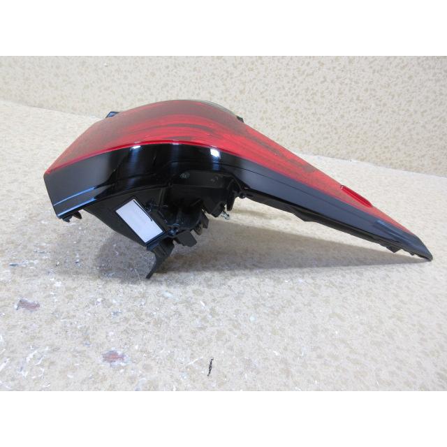 トヨタ　アルファード　40系　右　テールランプ 81551-V2030 良品 トヨタ アルファード AGH40W AAHH45W 純正 右 テール ランプ