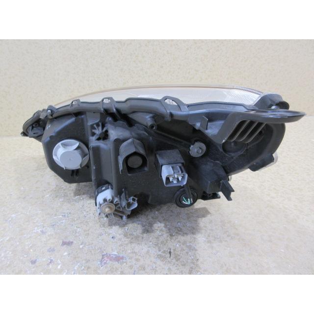 トヨタ アクア NHP10 中期 純正 LED 右 ヘッドライト 刻印：H KOITO 52