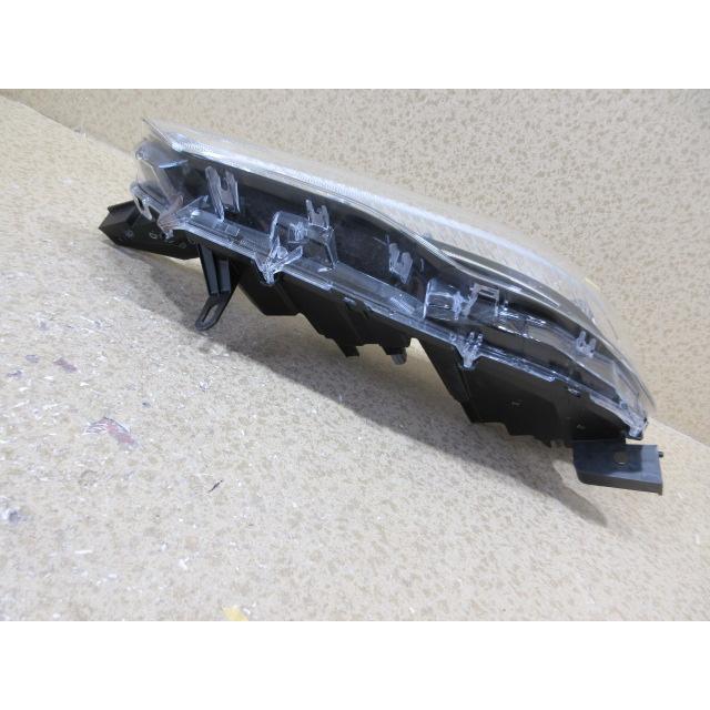 トヨタ カローラ クロス ZSG10 ZVG11 純正 LED 左 ヘッドライト 刻印
