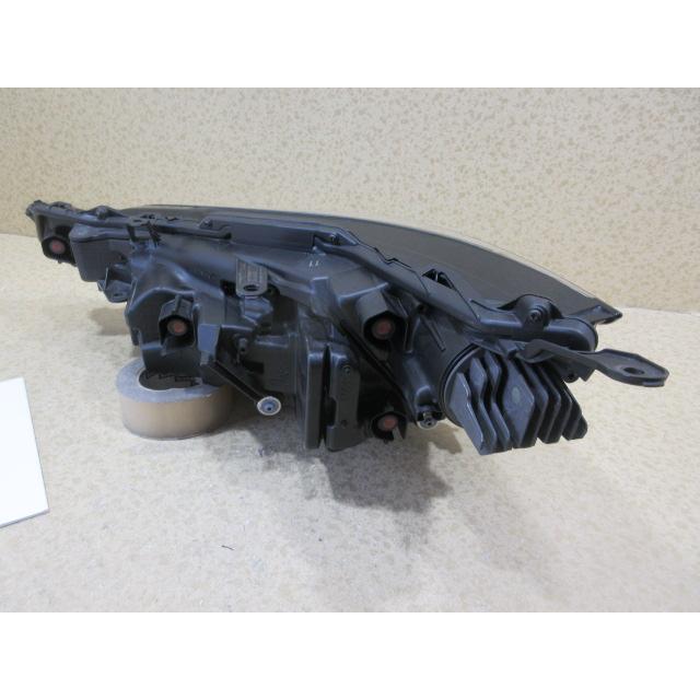 良品 レクサス NX AAZA20/AAZH25 純正 ３眼 LED 右 ヘッドライト 刻印：１１ 81145-78400の画像