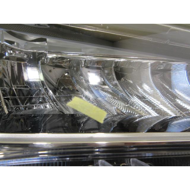 トヨタ ライズ A200A A210A 純正 LED 右 ヘッドライト 刻印：AD1