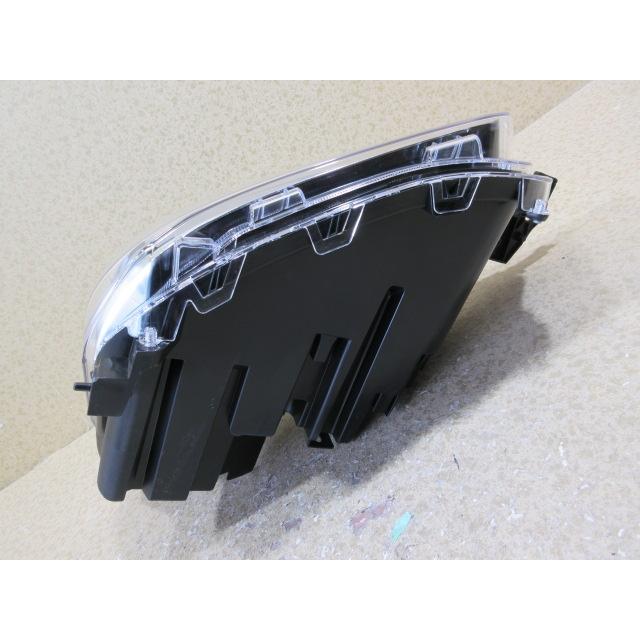 良品 トヨタ ライズ A200A A210A 純正 LED 右 ヘッドライト 刻印：AD1