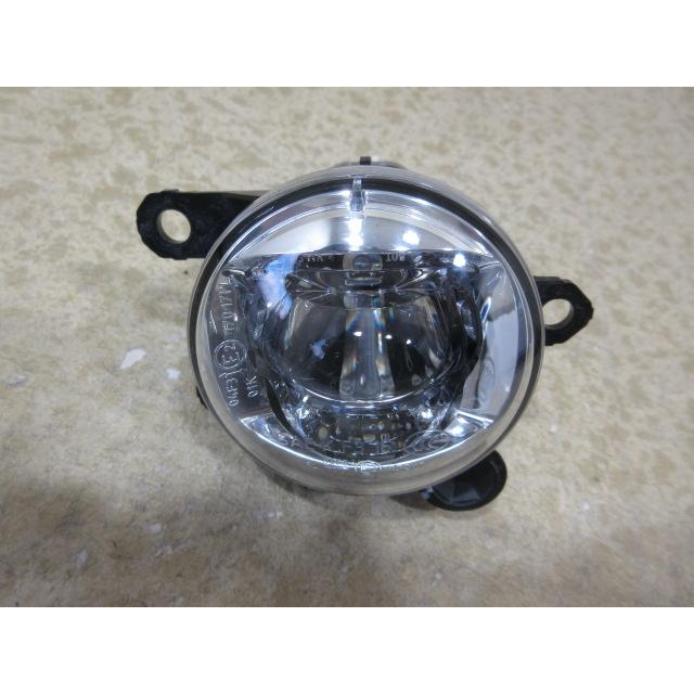 良品 ダイハツ TAFT LA900S/LA910S 純正 LED 左 フォグランプ 81220