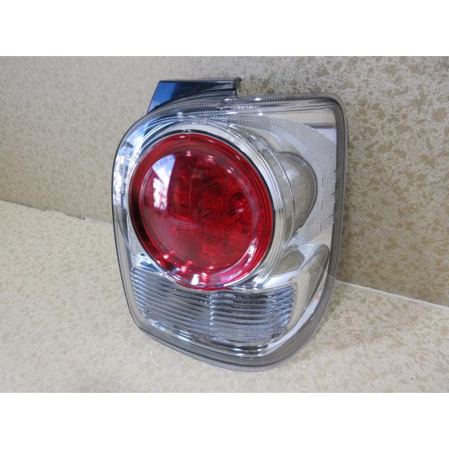 LA800Sムーヴキャンパステールライト81551-B2390キャンパス ダイハツ 純正 ムーヴキャンバス 《 LA800S 》 右テールランプ 81550