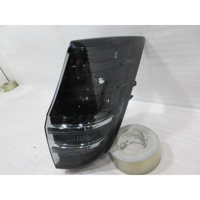 良品 トヨタ ヴォクシー ZWR90W/MZRA90W 純正 右 テールランプ : 株式