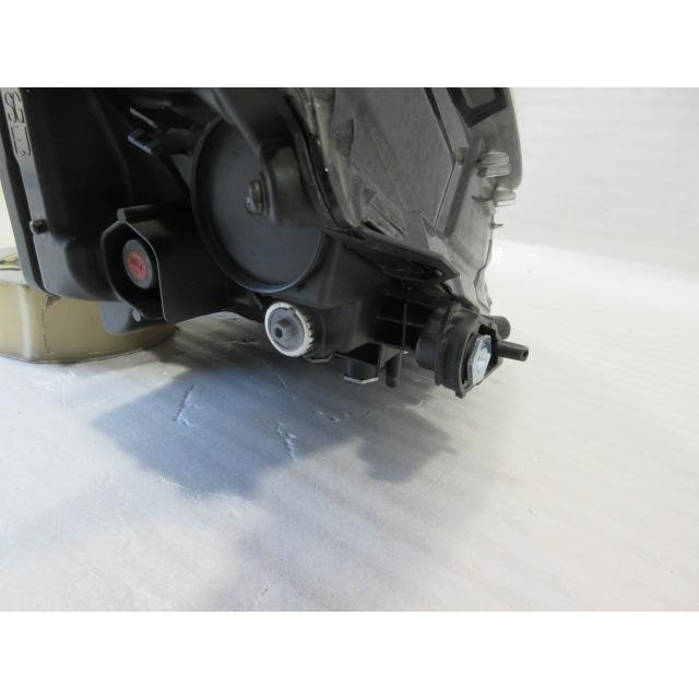 良品 レクサス NX AAZH20/AAZH25 ３眼 純正 LED 右 ヘッドライトの画像