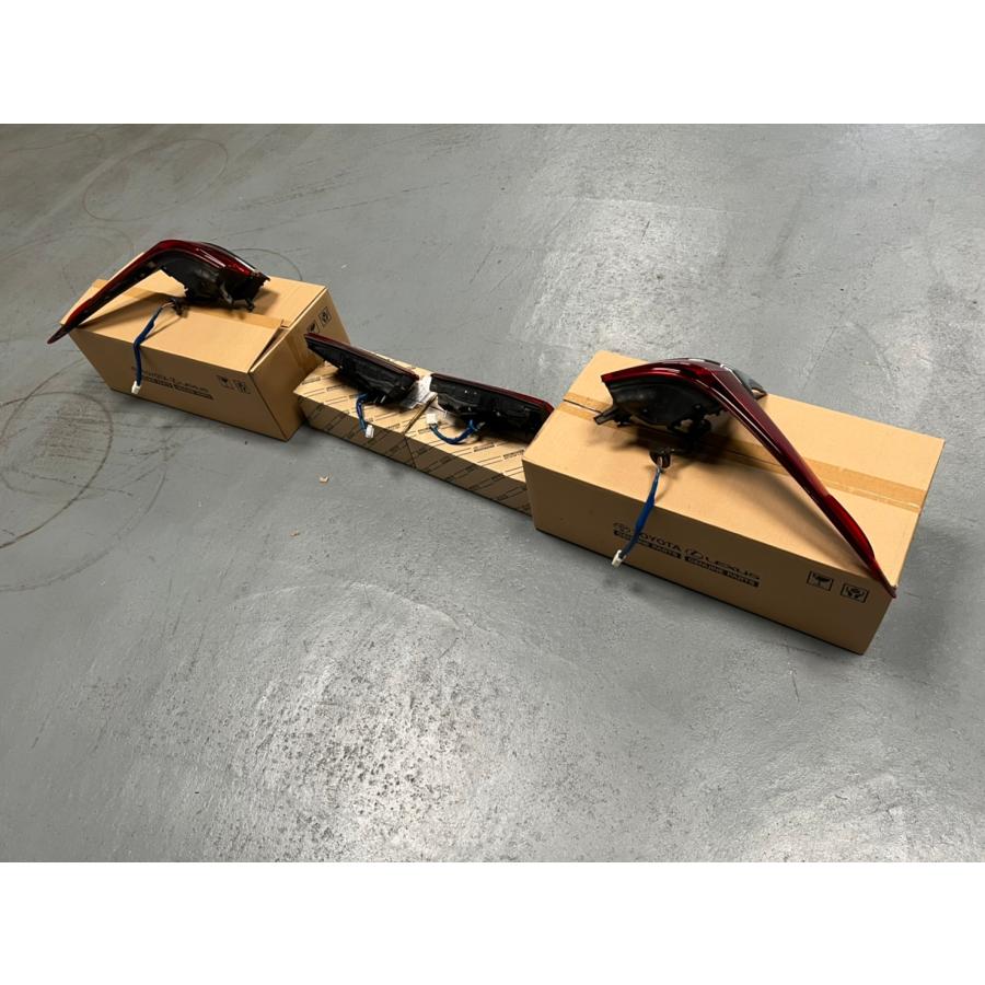送料無料 極上品 レクサス LS500 前期型 リア テールランプ 一式 外側