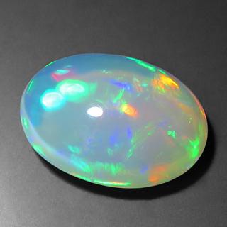 エチオピアオパール ルース 4.17ct 淡橙の地色に橙 緑 赤の遊色  
