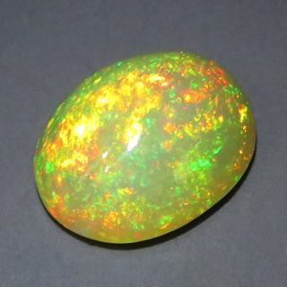エチオピアオパール ルース 3.35ct 淡橙の地色に緑 橙 青の遊色 