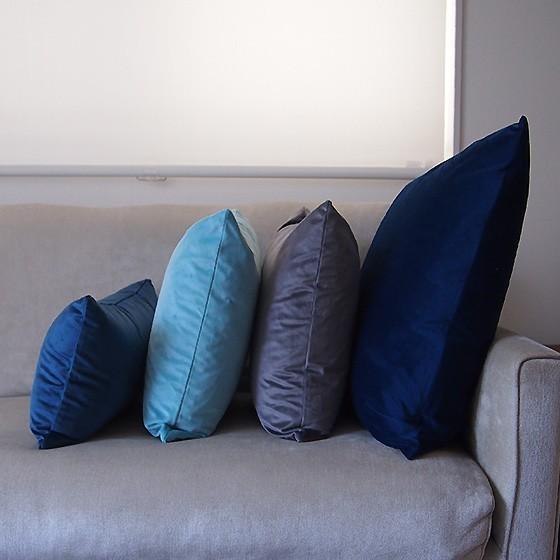 ネイビーブルーの長方形クッション