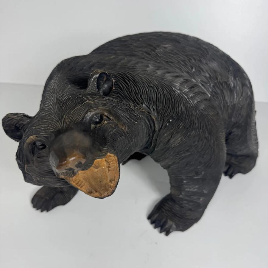 北海道伝統工芸 迫力ある木彫りの熊 作家銘あり 置物 長約48cm 刻