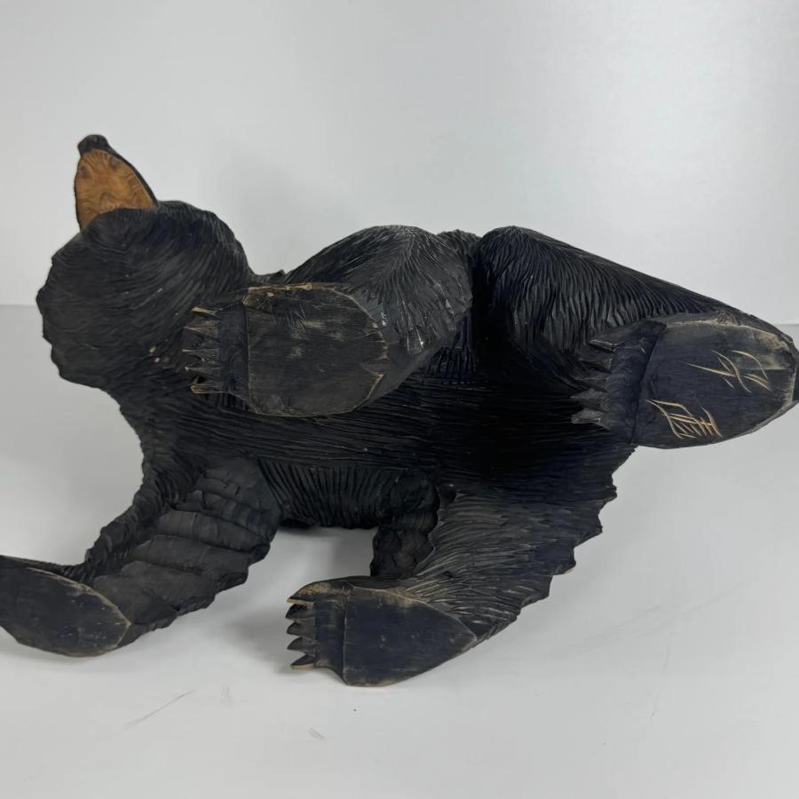 北海道伝統工芸 迫力ある木彫りの熊 作家銘あり 置物 長約48cm 刻