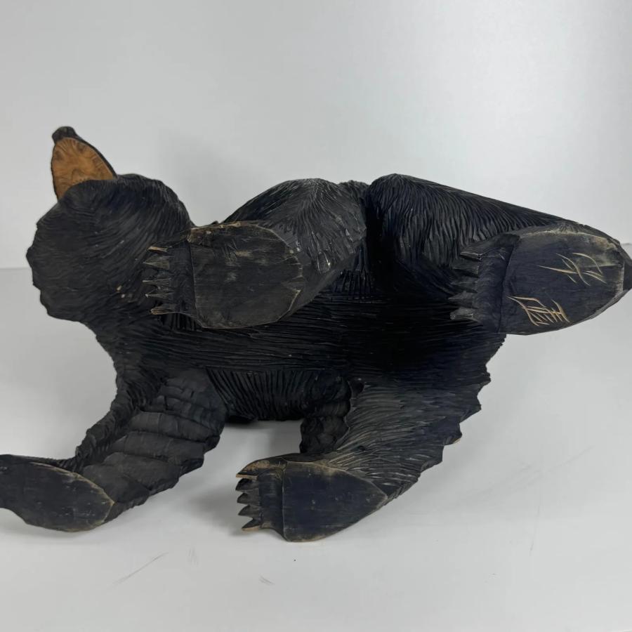 北海道伝統工芸 迫力ある木彫りの熊 作家銘あり 置物 長約48cm 刻