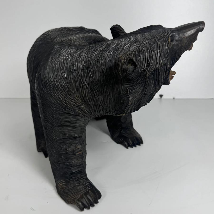 北海道伝統工芸 迫力ある木彫りの熊 作家銘あり 置物 長約48cm 刻