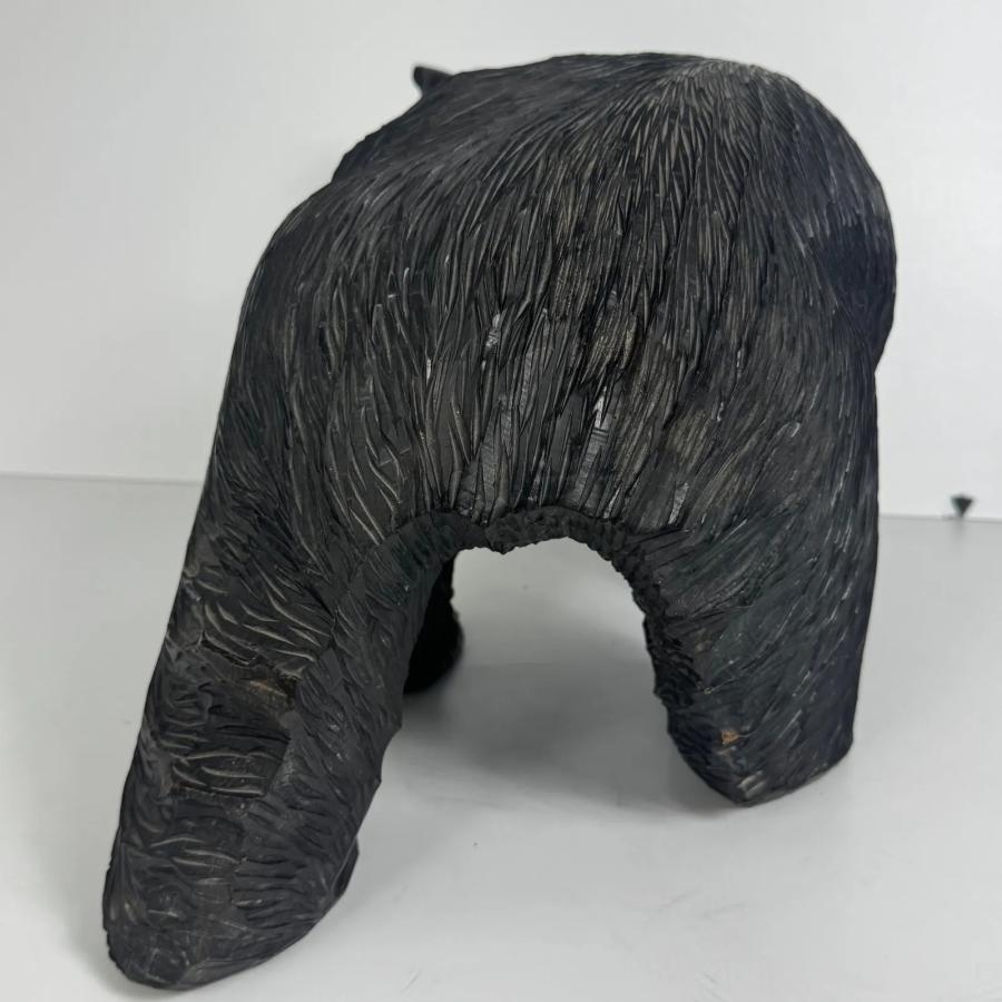 北海道伝統工芸 迫力ある木彫りの熊 作家銘あり 置物 長約48cm 刻