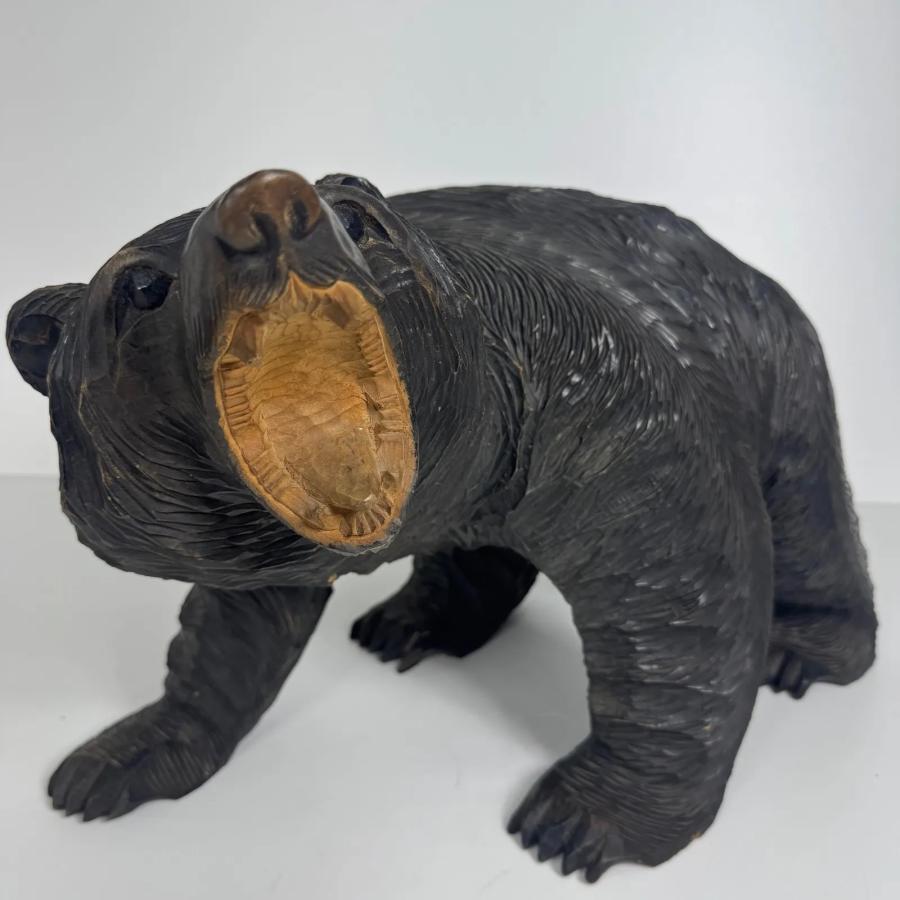 北海道伝統工芸 迫力ある木彫りの熊 作家銘あり 置物 長約48cm 刻